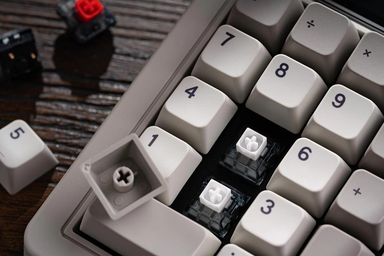 8Bitdo Retro 18 Mechanical Numpad (B5HB) (Fami Edition, N Edition, C64 Edition, M Edition) - Image 24