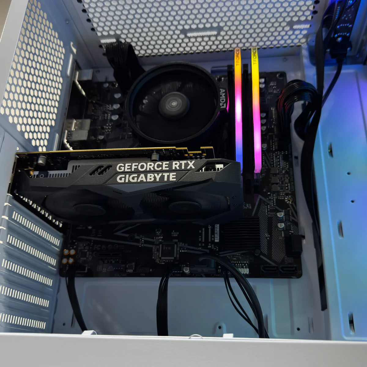 Alpha Aurora Gaming White Desktop Gaming PC | AMD Ryzen 5 5600 | 16GB RAM | 500GB SSD | RTX 3050 | Windows 11 Pro - Image 9