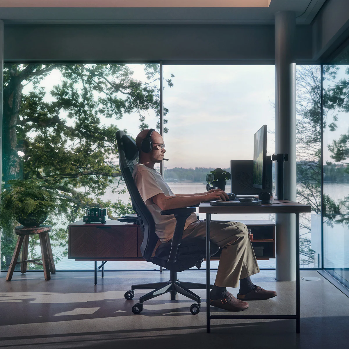 Fractal Design Refine Ergonomic Gaming Chair (Dark Mesh, Light Mesh) - Image 10