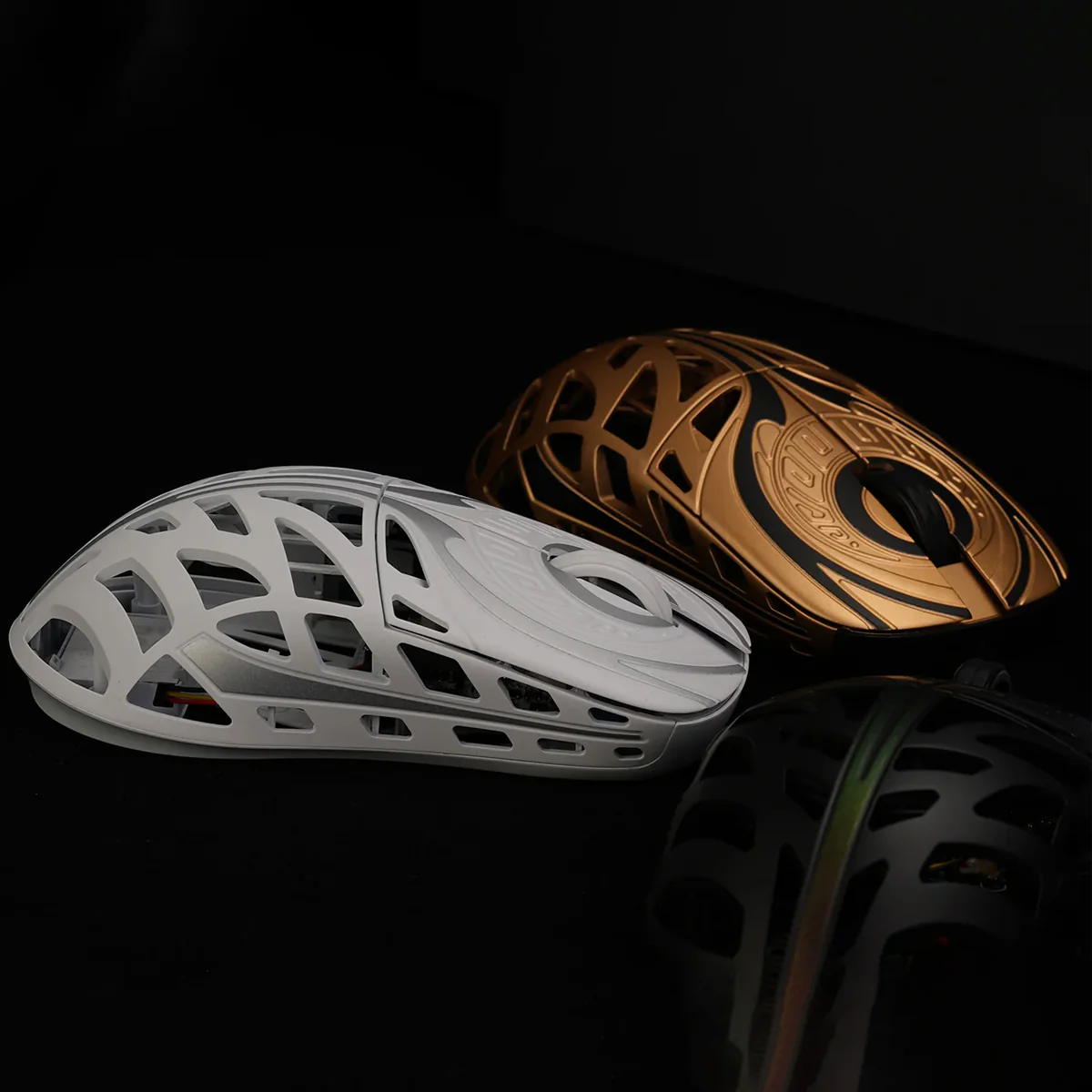 WLMouse Strider Magnesium Gaming Mouse (Black, Purple, White, Gold) - Image 2